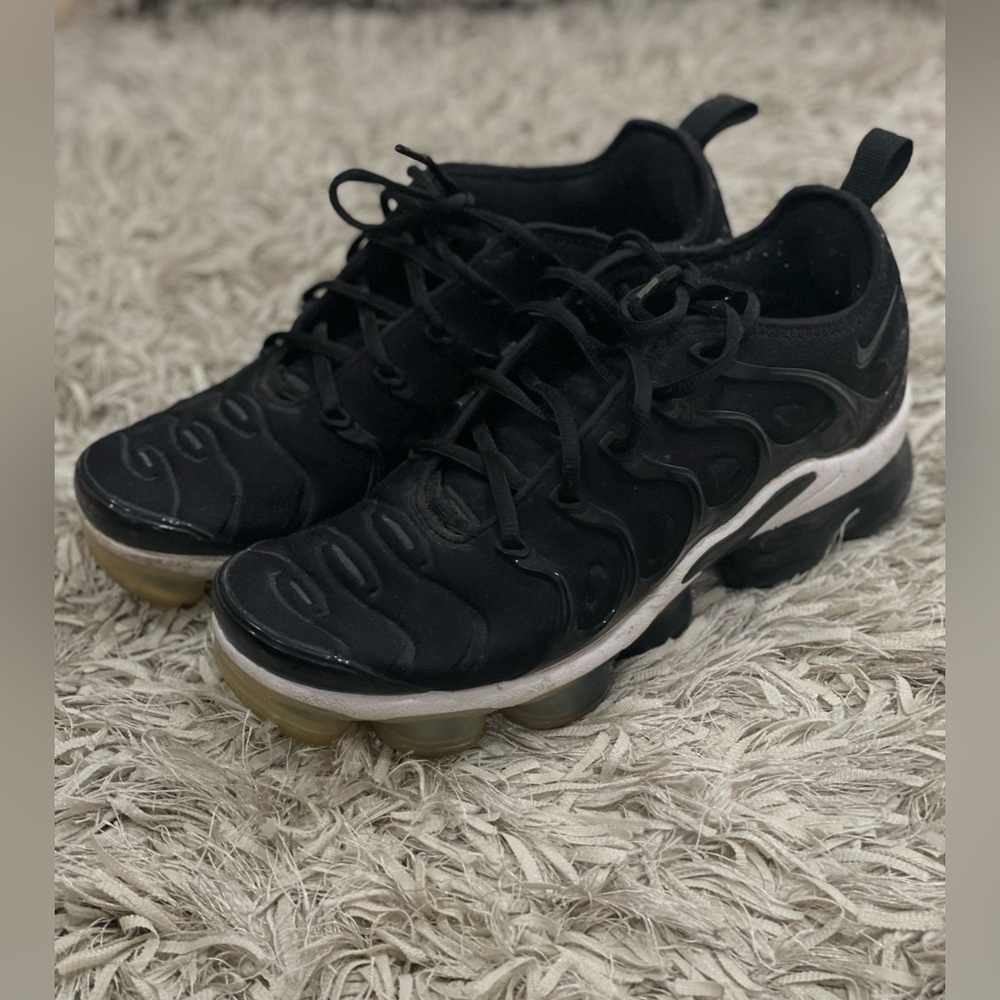 NIKE AIR VAPORMAX PLUS - size: men’s 8.5 - lightly used